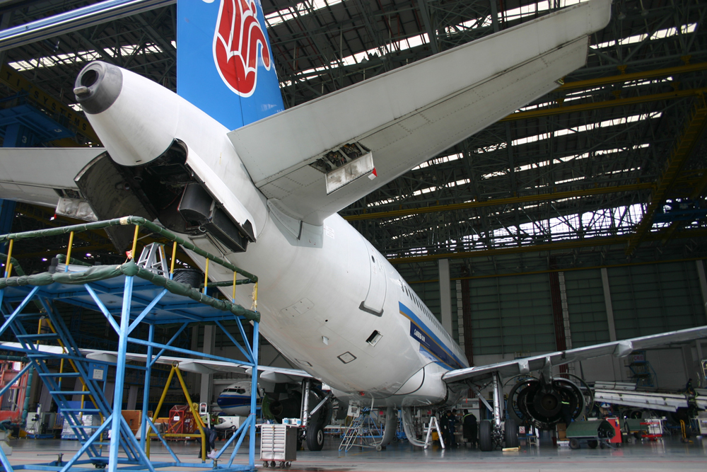 现在干飞机维修的一个月工资多少